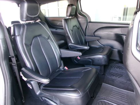 Used 2025 Chrysler Pacifica Select FWD image 18
