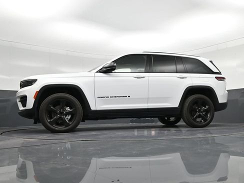 Used 2022 Jeep Grand Cherokee Altitude image 44