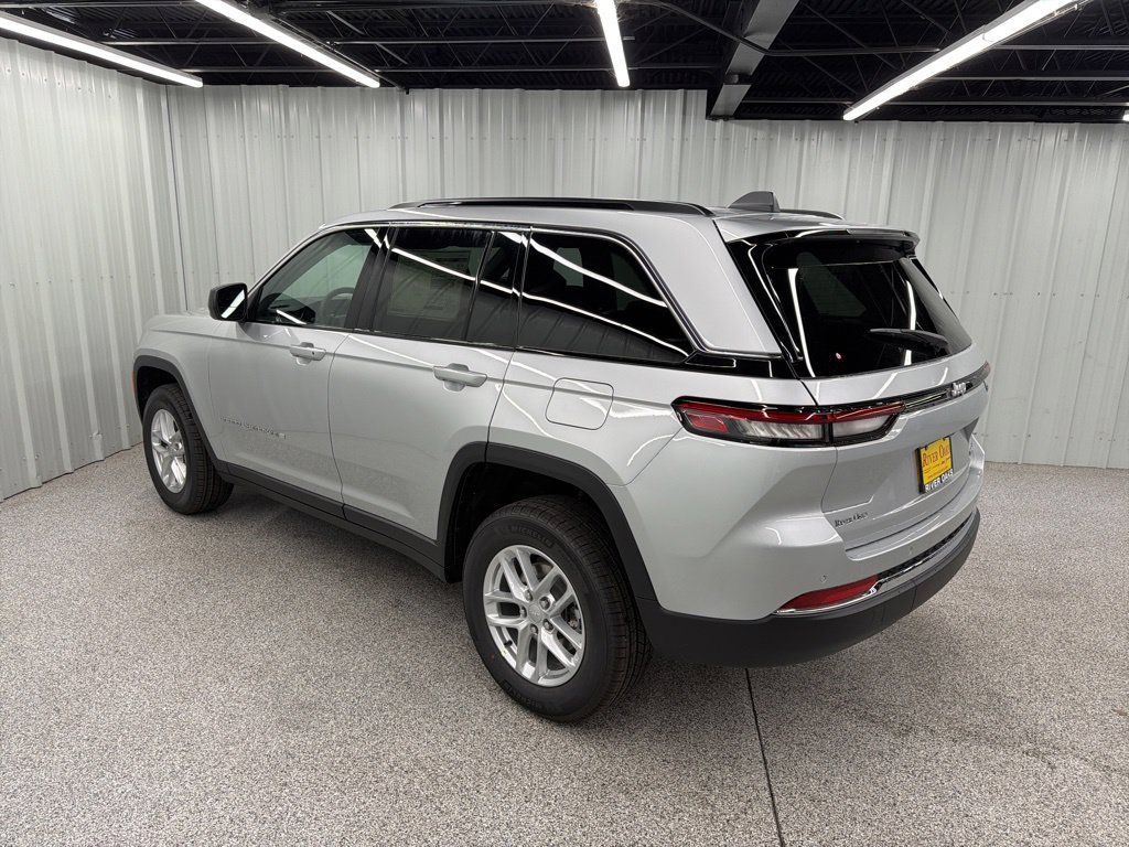 New 2026 Jeep Grand Cherokee Laredo RWD image 4