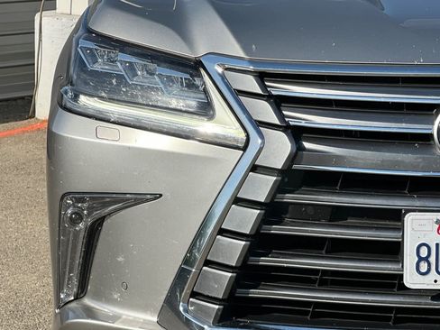Used 2021 Lexus LX 570 4WD w/ Luxury Package image 17