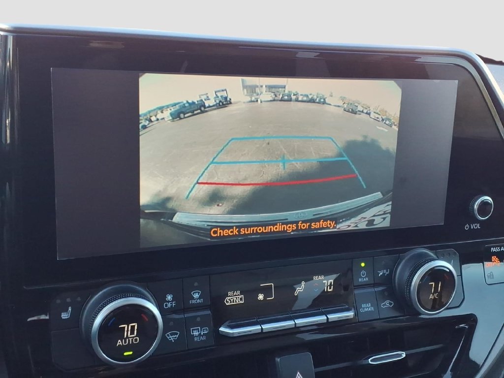 Used 2024 Toyota Highlander XLE FWD image 18