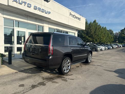 Used 2018 Cadillac Escalade Luxury AWD/4WD image 3