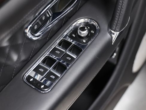 Used 2020 Bentley Bentayga Plug-In Hybrid AWD/4WD image 12
