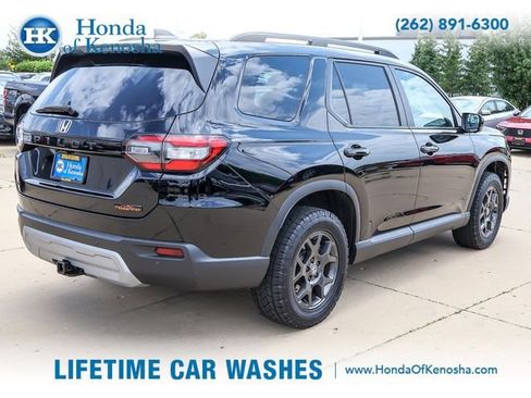 Certified 2025 Honda Pilot TrailSport image 5