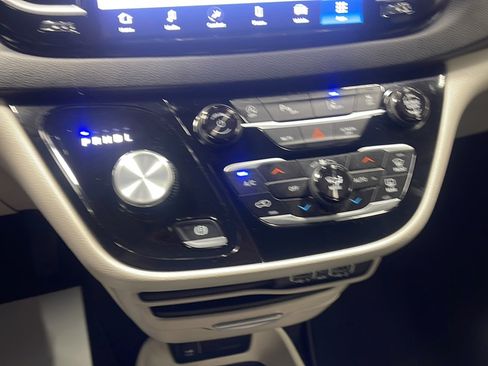 Used 2024 Chrysler Pacifica Touring-L FWD image 11