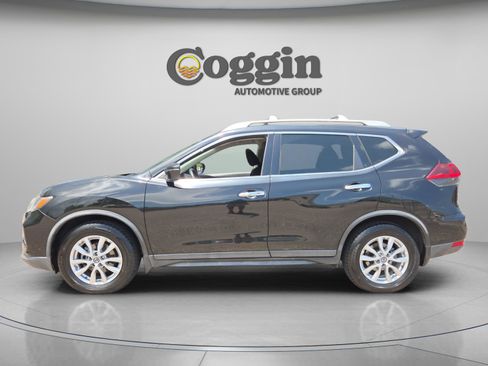 Used 2018 Nissan Rogue SV w/ Premium Package FWD image 2