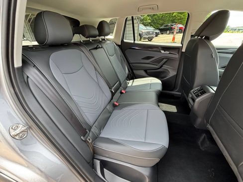 Used 2026 Volkswagen Tiguan SE AWD/4WD image 35