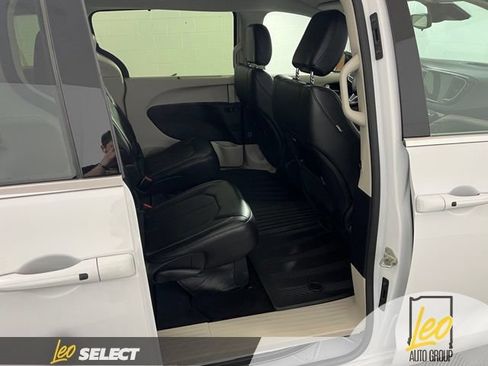 Used 2024 Chrysler Pacifica Touring-L AWD/4WD image 15