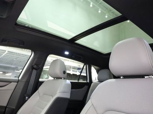 Used 2024 Volkswagen Atlas Cross Sport SEL R-Line image 27