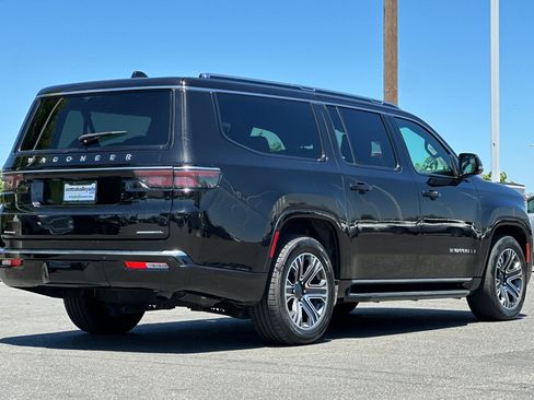 Certified 2023 Jeep Wagoneer L Series II AWD/4WD image 4