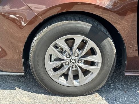Used 2023 Toyota Sienna XLE FWD image 25