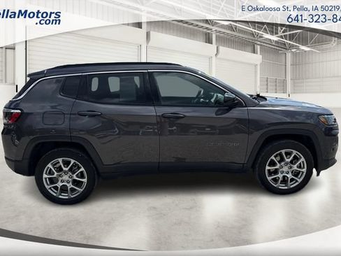 Used 2024 Jeep Compass Latitude AWD/4WD image 2