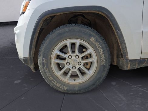 Used 2019 Jeep Grand Cherokee Laredo image 14