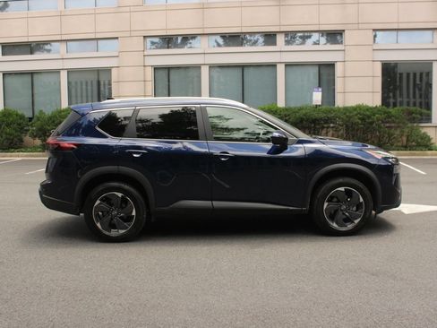 Used 2024 Nissan Rogue SV w/ SV Premium Package AWD/4WD image 6