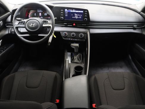 Used 2025 Hyundai Elantra SE FWD image 27