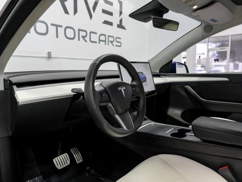 Used 2023 Tesla Model Y Performance image 3