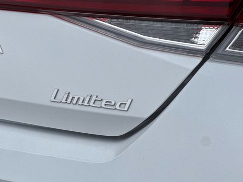 Used 2025 Hyundai Elantra Limited FWD image 21