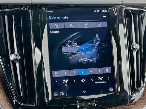 Used 2023 Volvo XC60 B5 Plus image 21