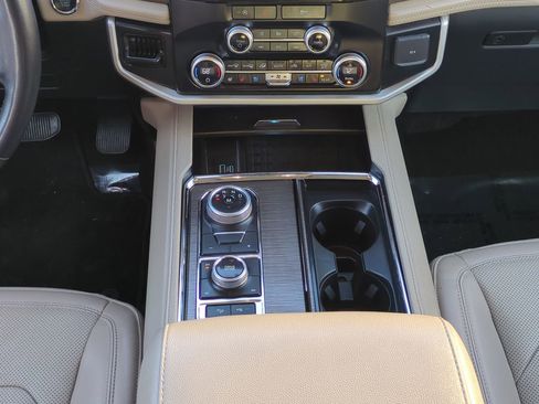 Used 2024 Ford Expedition Limited image 19