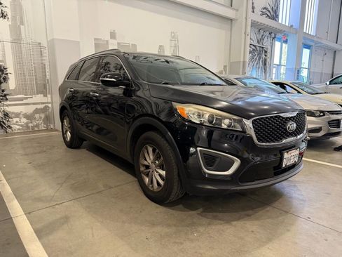 Used 2017 Kia Sorento LX w/ LX Convenience Package image 3