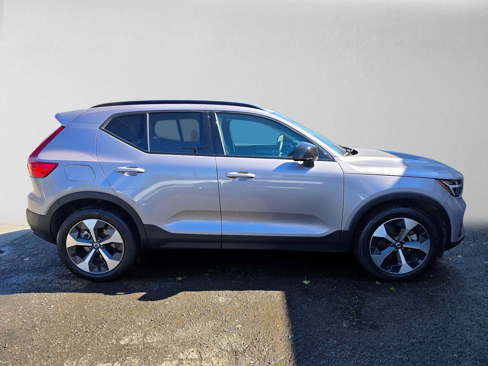 Certified 2026 Volvo XC40 B5 Plus AWD/4WD image 2