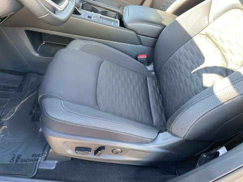 Used 2025 Nissan Pathfinder SV image 8