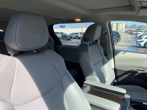 Used 2024 Toyota Sienna XLE image 20