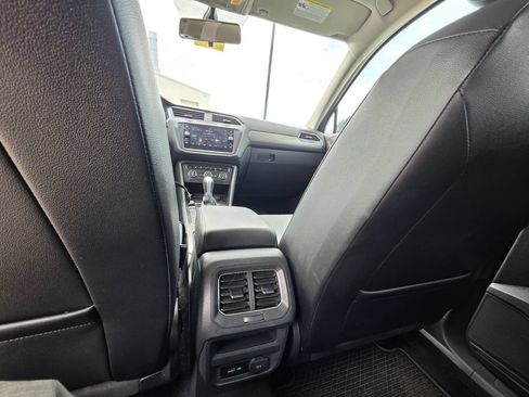 Used 2018 Volkswagen Tiguan SE FWD image 19