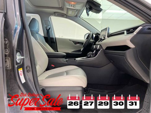 Used 2019 Toyota RAV4 XLE Premium image 15