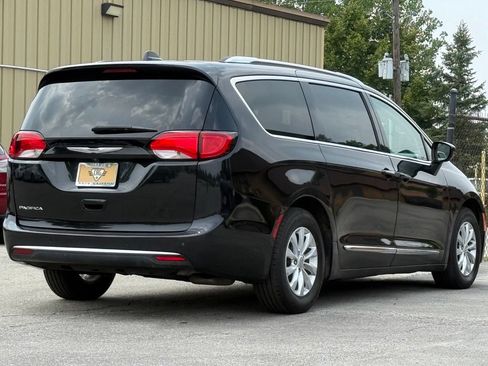 Used 2019 Chrysler Pacifica Touring-L FWD image 5