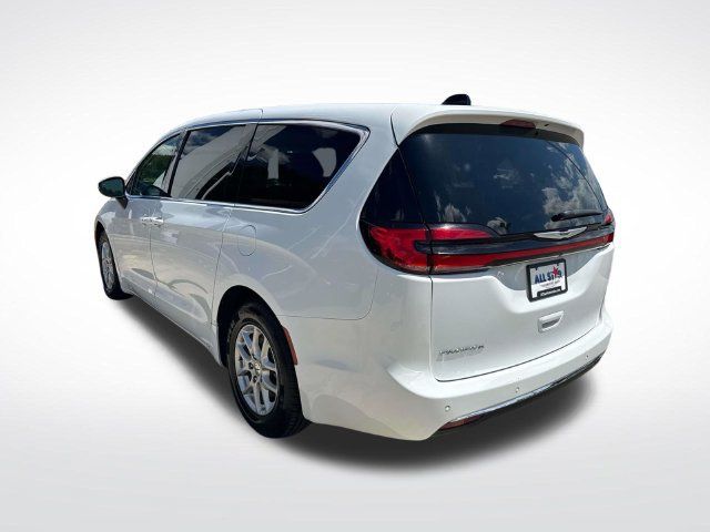 Used 2023 Chrysler Pacifica Touring-L FWD image 7