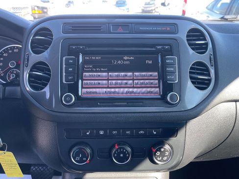 Used 2013 Volkswagen Tiguan SE image 16