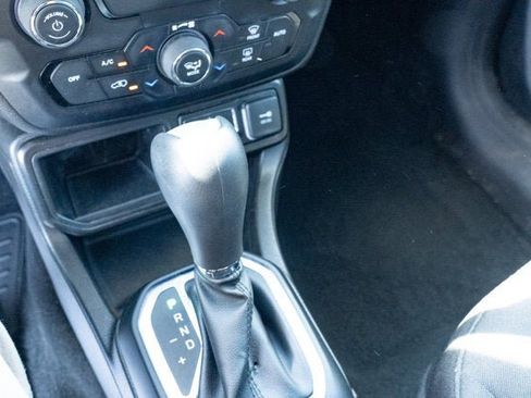 Used 2020 Jeep Renegade Latitude w/ UConnect 8.4 Nav Group image 19