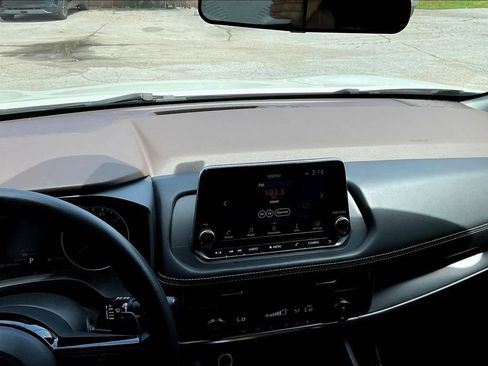Used 2022 Nissan Rogue SV FWD image 13