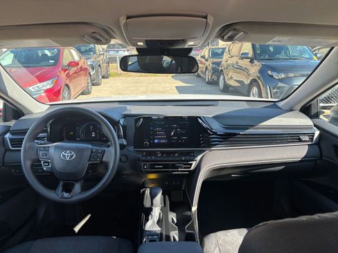 Used 2025 Toyota Camry LE image 32