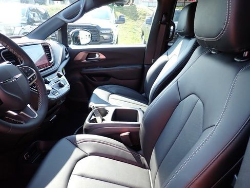 New 2026 Chrysler Pacifica Select image 12