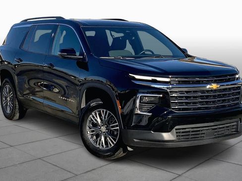 Used 2025 Chevrolet Traverse LT image 3