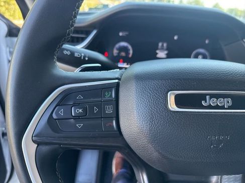 Used 2023 Jeep Grand Cherokee Laredo image 34