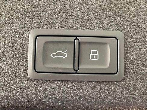 Used 2019 Audi e-tron Premium Plus image 25