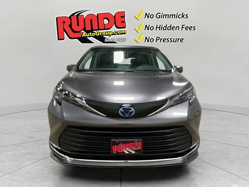 Used 2024 Toyota Sienna XLE image 7