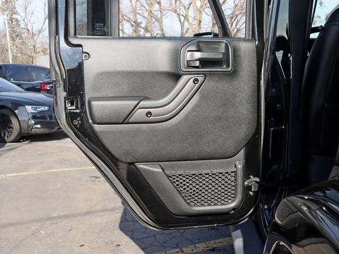 Used 2018 Jeep Wrangler Unlimited Sahara AWD/4WD image 35