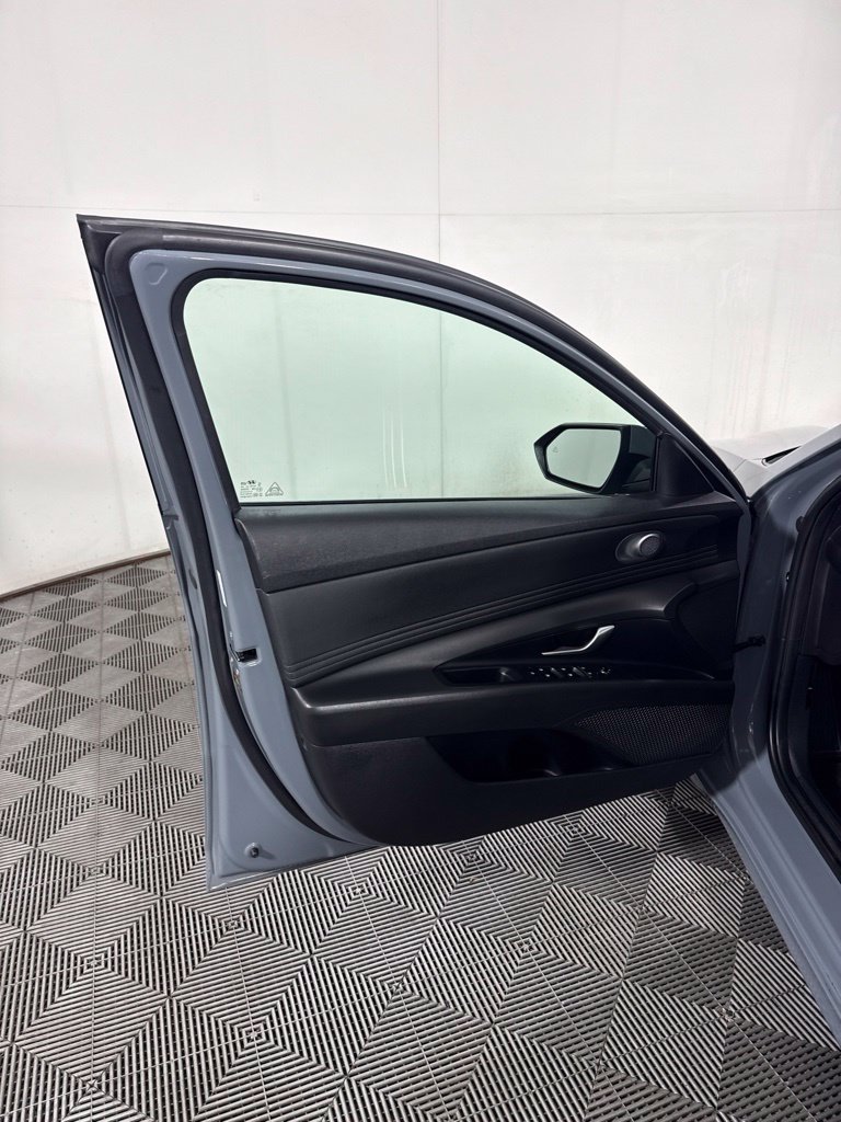 Used 2022 Hyundai Elantra SEL w/ Convenience Package FWD image 13