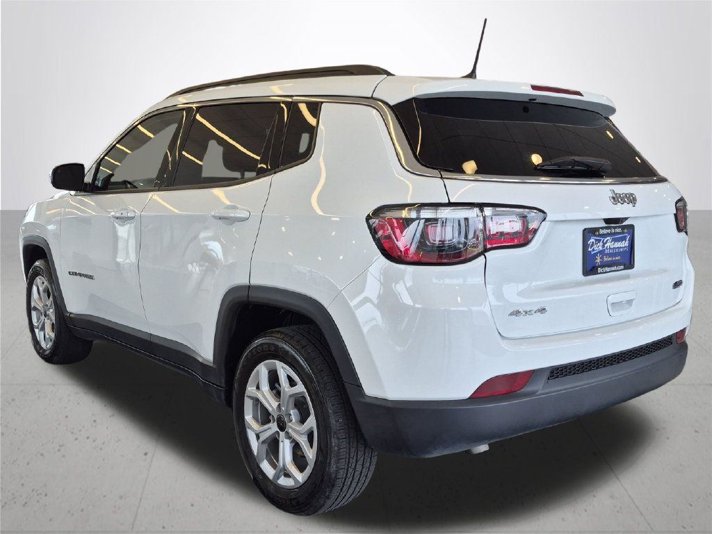Used 2025 Jeep Compass Latitude AWD/4WD image 10
