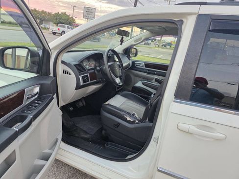 Used 2010 Chrysler Town & Country Touring Plus image 9