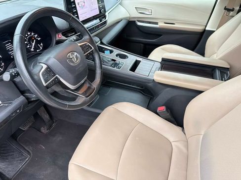 Used 2024 Toyota Sienna XLE FWD image 19