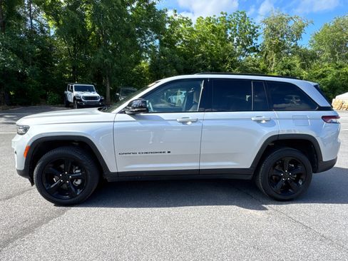 Certified 2025 Jeep Grand Cherokee Limited w/ Black Appearance Package AWD/4WD image 8