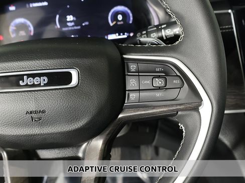 Used 2023 Jeep Grand Cherokee Limited AWD/4WD image 5