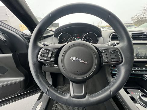 Used 2019 Jaguar F-PACE Premium image 20