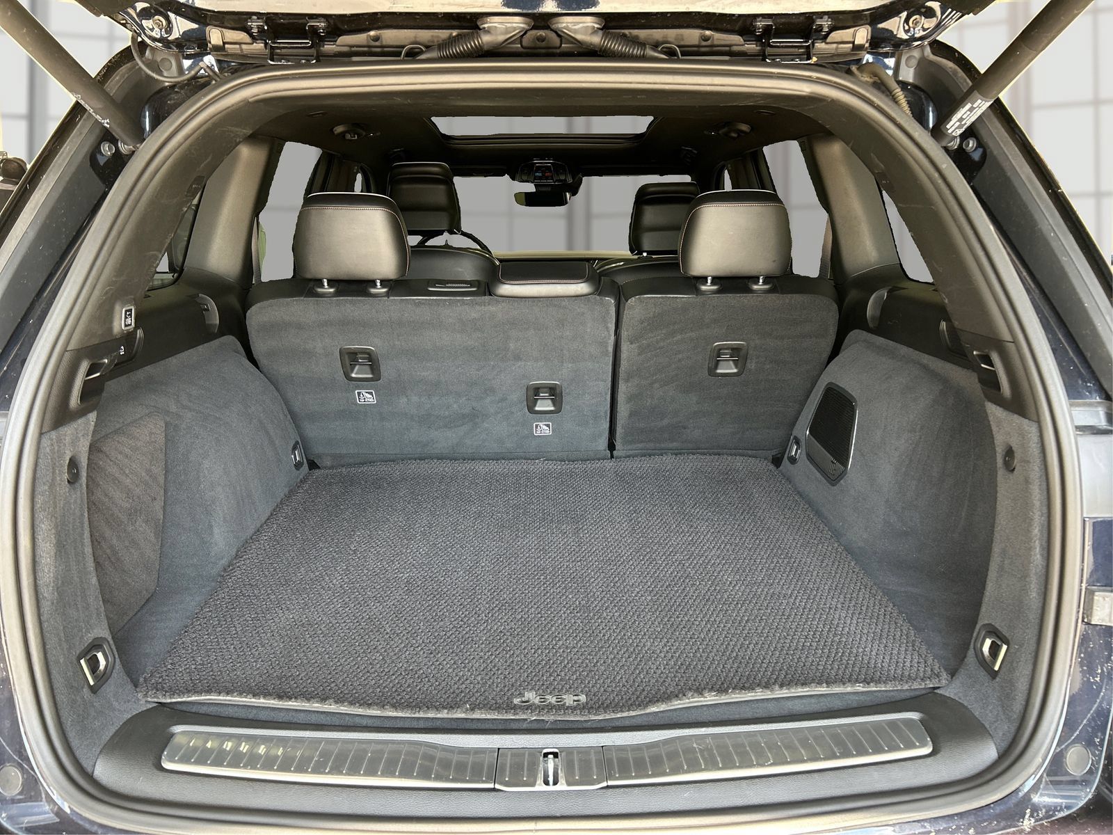Used 2023 Jeep Grand Cherokee Summit AWD/4WD image 12