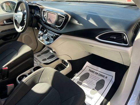 Used 2022 Chrysler Voyager LX image 30